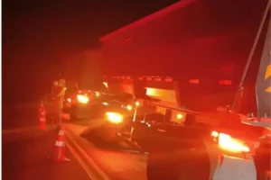 Segundo relatos de testemunhas, a vítima teria tentado subir entre os vagões de uma carreta em movimento Foto: Reprodução