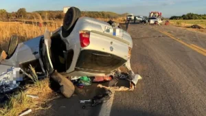 A batida entre um VW/Gol e um VW/Virtus resultou na morte de um homem, ainda não identificado, e deixou outras três pessoas feridas Foto: Divulgação/PMGO