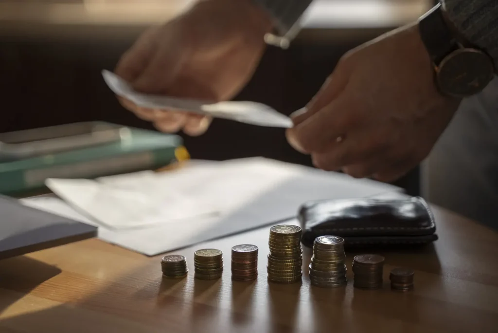 close up em moedas economizadas para despesas de crise de energia 1