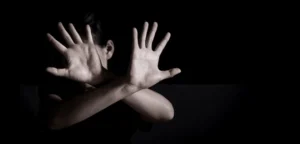 Mulher é agredida com socos e chutes pelo namorado em Anápolis