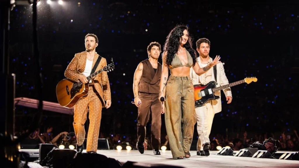 demi lovato brilha com look glamouroso e nostalgico em aparicao surpresa no show dos jonas brothers