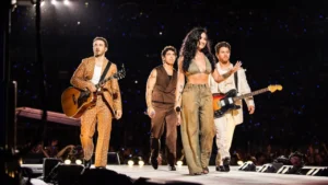 demi lovato brilha com look glamouroso e nostalgico em aparicao surpresa no show dos jonas brothers