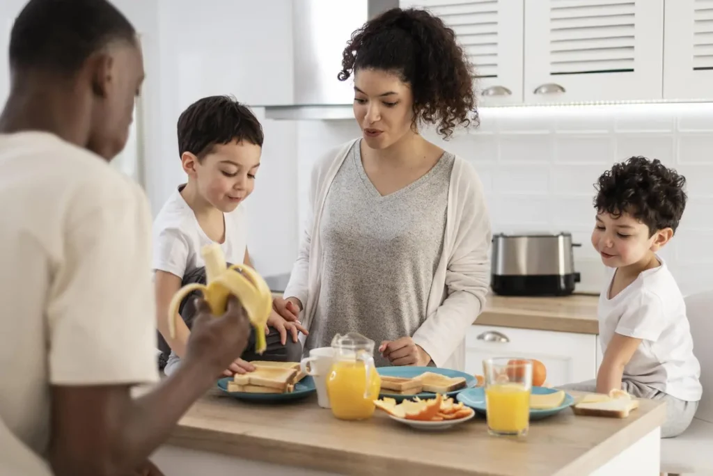 familia negra feliz tomando cafe da manha enquanto sorri