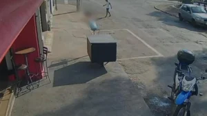 Equatorial Goiás informou que o fio envolvido no acidente era de telefonia e estava energizado após contato com a luminária de um poste