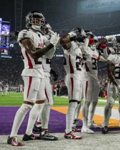 jogadores dos Falcons em vitoria contra o minnesota Vikings