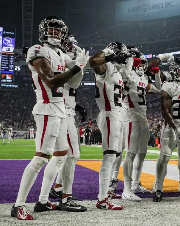 jogadores dos Falcons em vitoria contra o minnesota Vikings