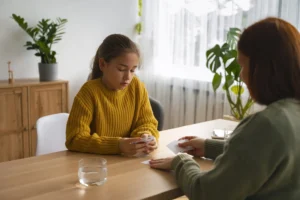 mulher de tiro medio e menina jogando jogo de memoria