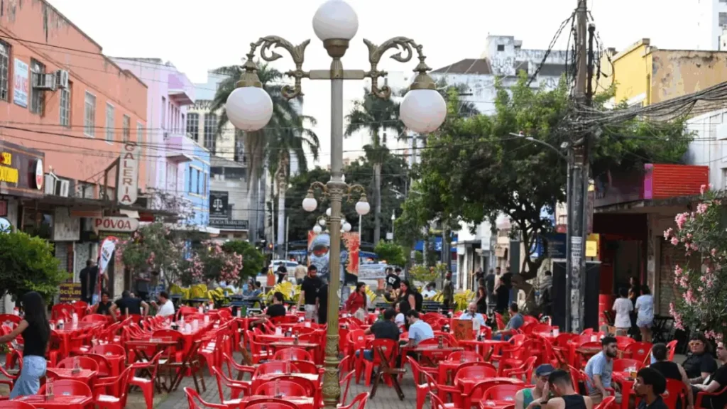 O Ocupa Centro tem o objetivo de reanimar ruas e espaços culturais, mas enfrenta problemas de segurança, manutenção e impactos sobre o comércio tradicional