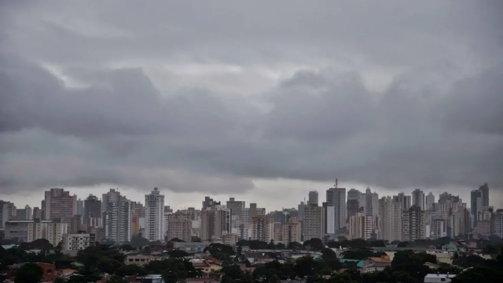Frente fria provoca instabilidade e pode trazer pancadas de chuva em todo o estado de Goiás nesta segunda (13)