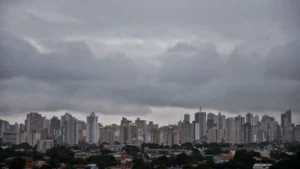 Frente fria provoca instabilidade e pode trazer pancadas de chuva em todo o estado de Goiás nesta segunda (13)