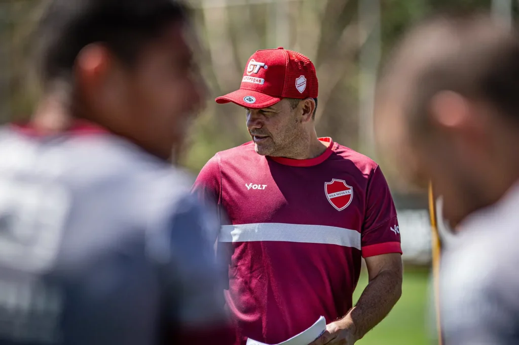 Será a primeira partida que o Vila Nova contará com a liderança de Umberto Louzer (Foto: Roberto Corrêa | VNFC)