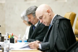 Moraes recua e devolve advogado a réu da trama golpista após protestos