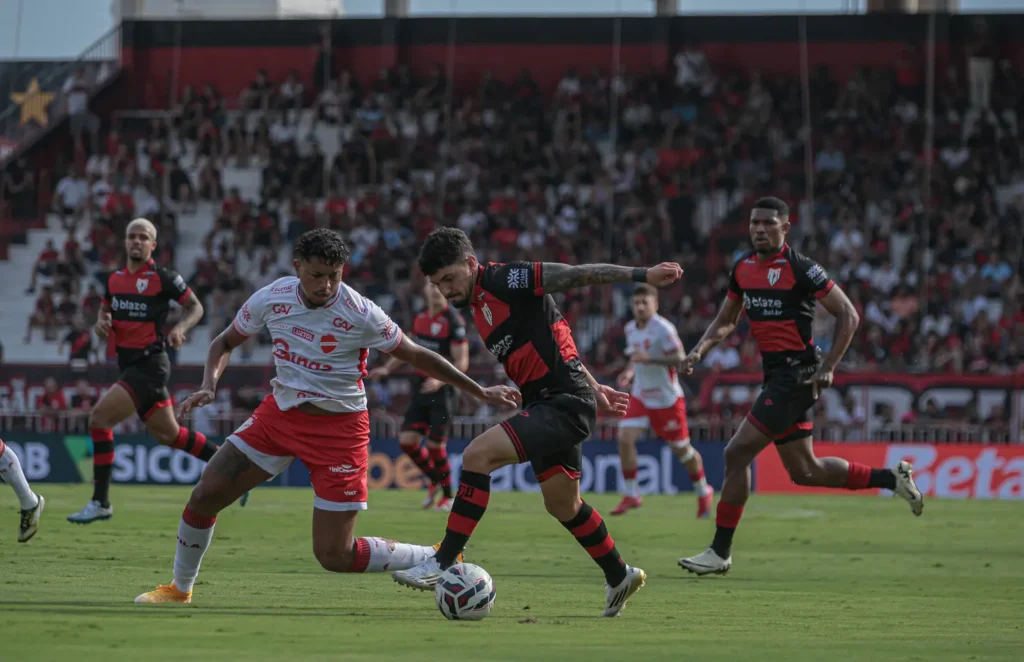 O Atlético-GO garantiu a vitória com gol de Yuri no segundo tempo (Foto: Bruno Corsino | ACG)