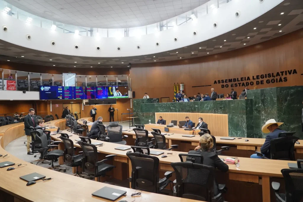 Partidos emergentes ganham força na disputa pela Alego em 2026