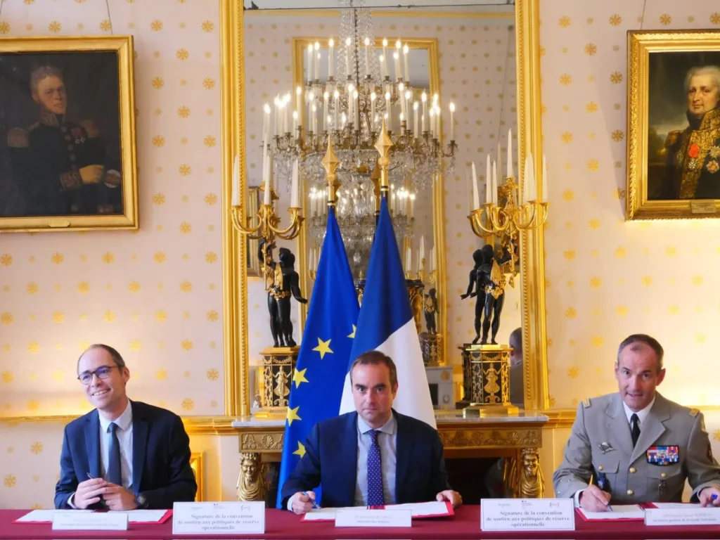 O primeiro-ministro da França renuncia cargo em menos um mês