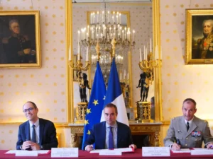 O primeiro-ministro da França renuncia cargo em menos um mês