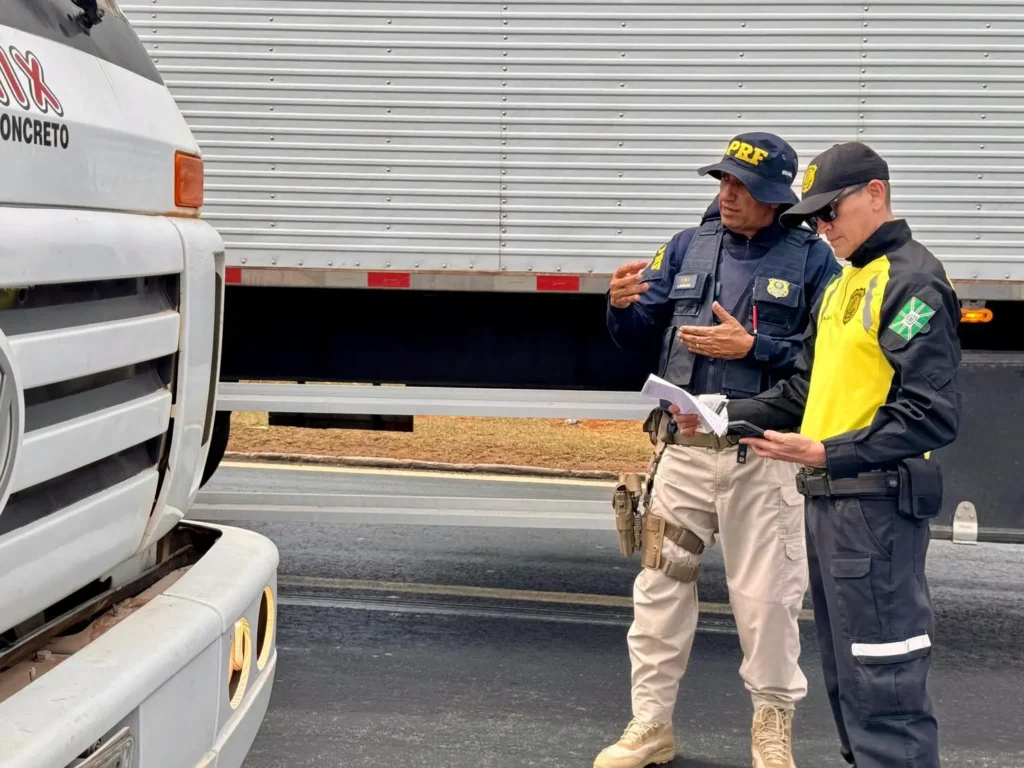 Goiânia inicia capacitação de agentes para coibir caminhões com excesso de carga nas vias urbanas 2 agentes