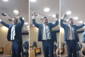 vereador dançam em cima da mesa do plenário durante sessão solene em SP