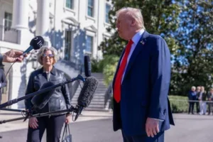 Trump deixa a Casa Branca para celebracao da Marinha