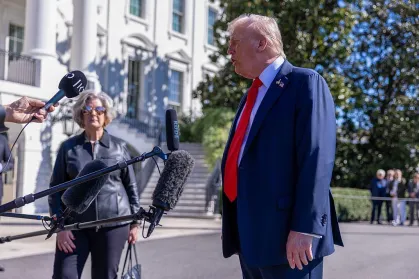 Trump deixa a Casa Branca para celebracao da Marinha