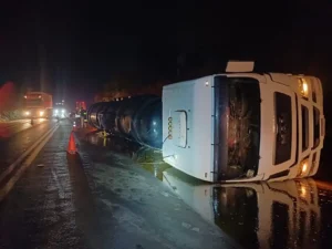 Uma carreta carregada com oleo vegetal tombou no km 196 da BR 153 perimetro urbano de Uruacu GO