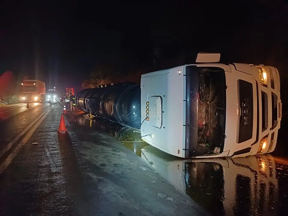 Uma carreta carregada com oleo vegetal tombou no km 196 da BR 153 perimetro urbano de Uruacu GO