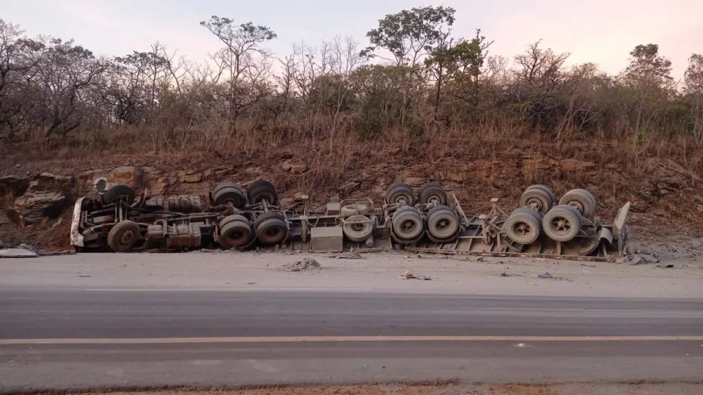 O veículo seguia no sentido Cocalzinho–Anápolis quando, por motivos ainda desconhecidos, saiu da pista e tombou em frente ao Mirante do Salto de Corumbá Foto: Divulgação/PRF