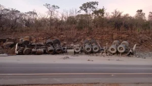 O veículo seguia no sentido Cocalzinho–Anápolis quando, por motivos ainda desconhecidos, saiu da pista e tombou em frente ao Mirante do Salto de Corumbá Foto: Divulgação/PRF