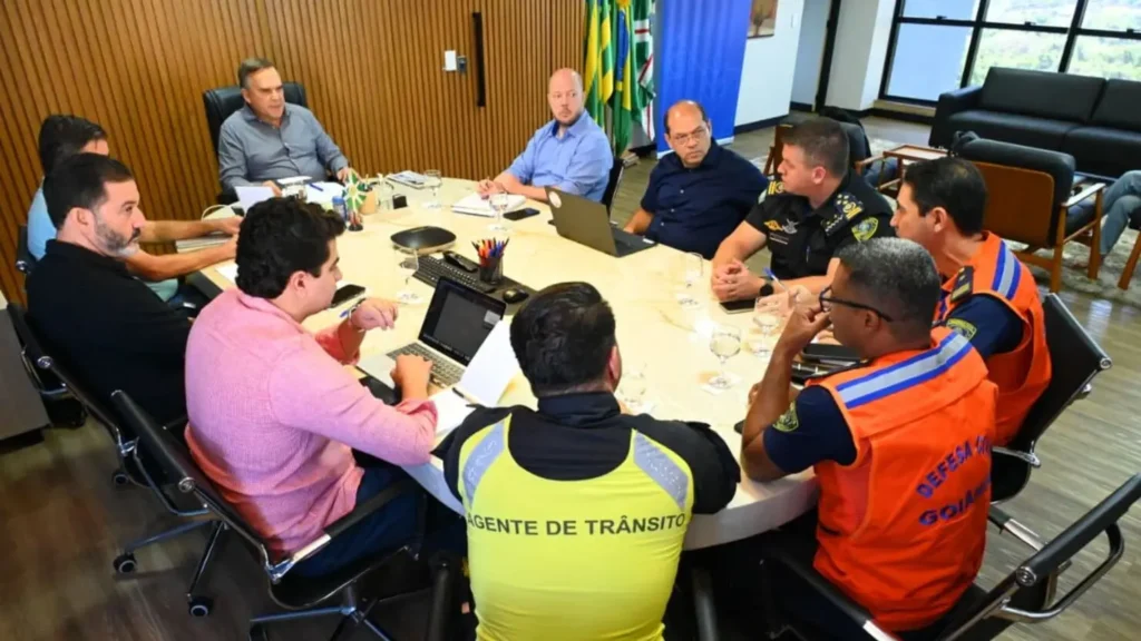 Segundo o prefeito, as estratégias buscam garantir segurança para motoristas e pedestres durante as tempestades| foto: divulgação/Alex Malheiros