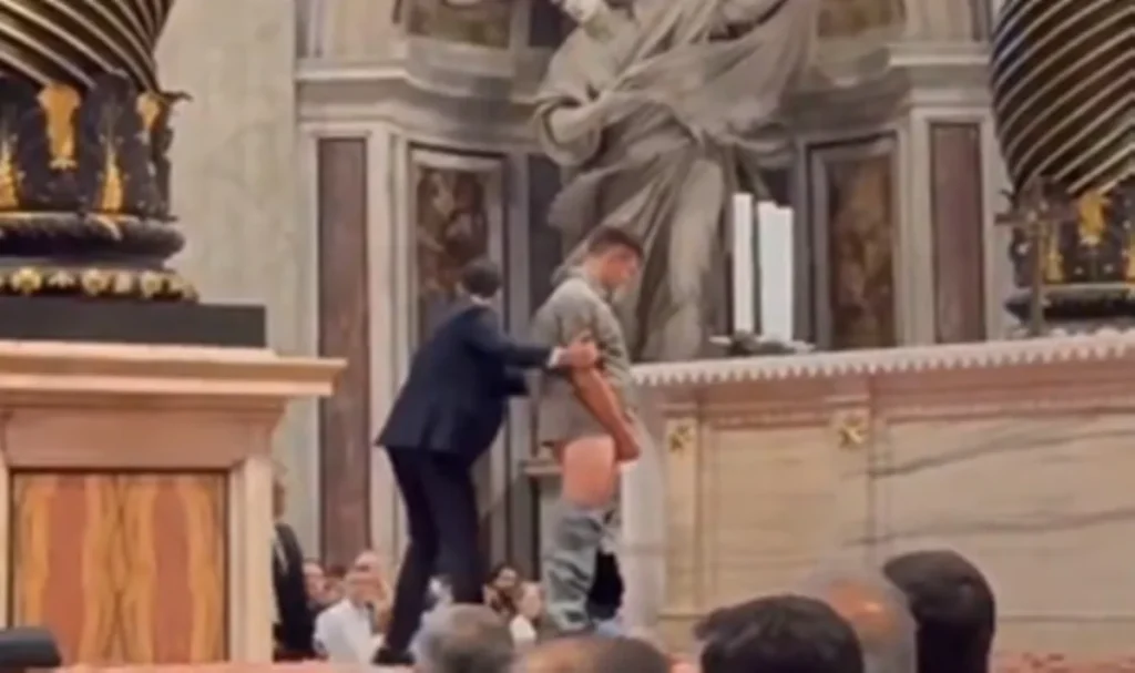 Homem urina no altar da Basílica de São Pedro, no Vaticano; veja vídeo