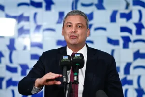 lider do PT na Camara Lindbergh Farias concedeu coletiva no Salao Verde para apresentar representacao em que pede a prisao do ex presidente Jair Bolsonaro Metropoles 3