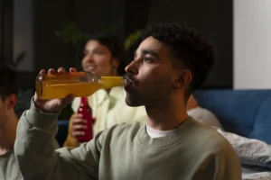 pessoas curtindo noite de cinema