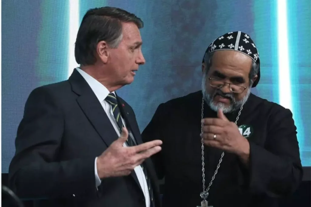 Após acórdão do STF, Padre Kelmon ora em frente à casa de Bolsonaro 3 1 kelmon e bolsonaro 768x530 34610375