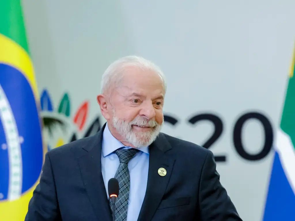 Na Áfrcia do Sul, Lula diz que Bolsonaro deverá cumprir pena decidida pelo STF