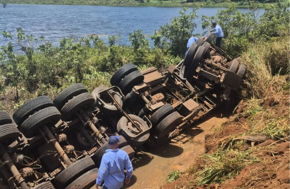 Caminhoneiro morre após carreta capotar e cair em área alagada na GO-050 2 Acidente com carreta faz vitima fatal apos capotamento na GO 050