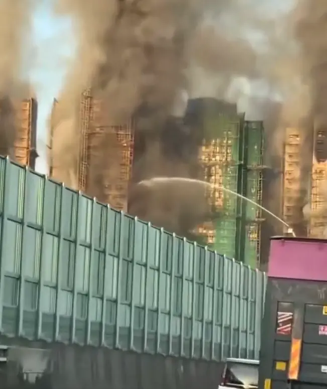 Incêndio atinge complexo em Hong Kong e deixa 13 mortos e feridos 2 in