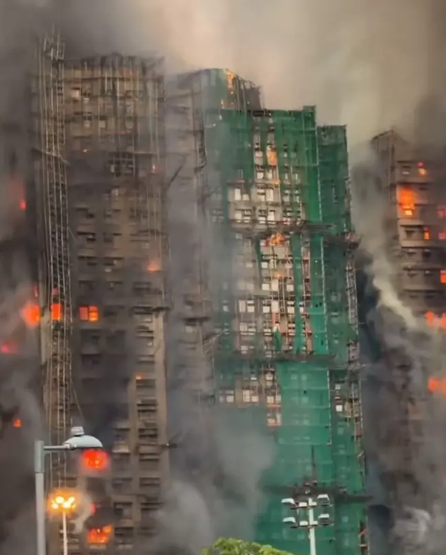 Incêndio atinge complexo em Hong Kong e deixa 13 mortos e feridos 3 in