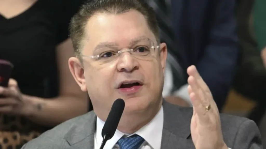 Sóstenes diz que Moraes é 'psicopalta de alto grau' após prisão de Bolsonaro