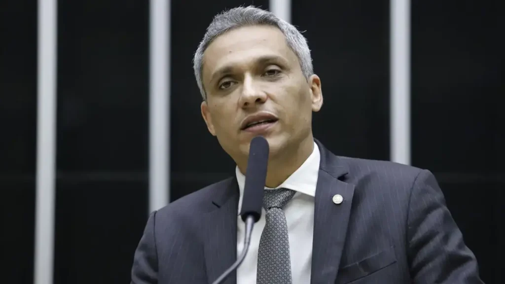 Gayer classifica prisão de Bolsonaro: "É muito sadismo"