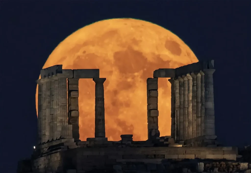 Superlua fotografada atrás do Templo de Poseidon, em Sunião, na Grécia, em agosto de 2024. Crédito: Alexandros Maragos via APOD NASA