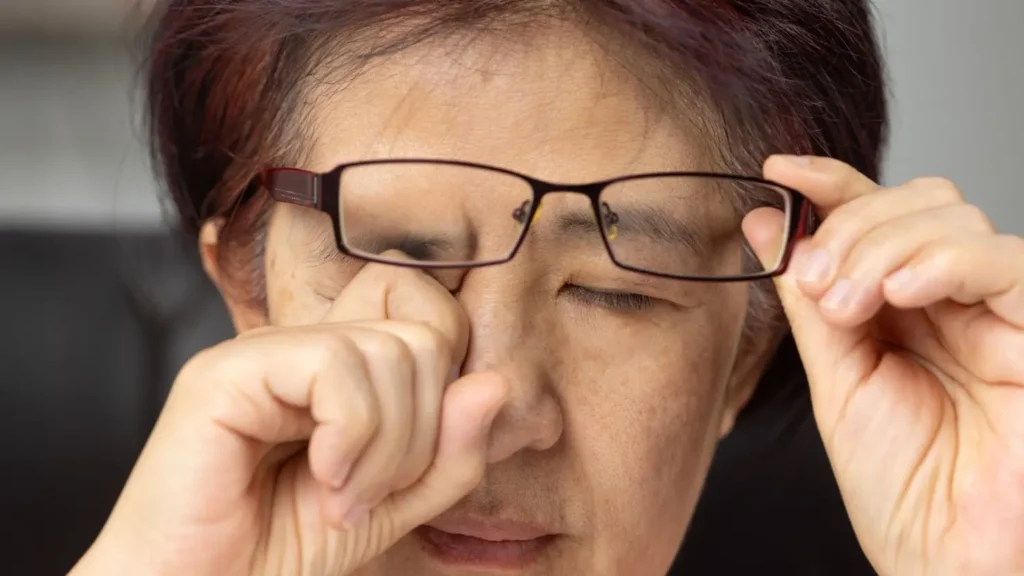 A coceira nos olhos nunca deve ser ignorada. | foto: reprodução/canva