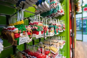 estante de quiosque decoracao natal em um mercado inverno nova iorque novembro condecoracao arvores no xmas na vila bryant 165437093