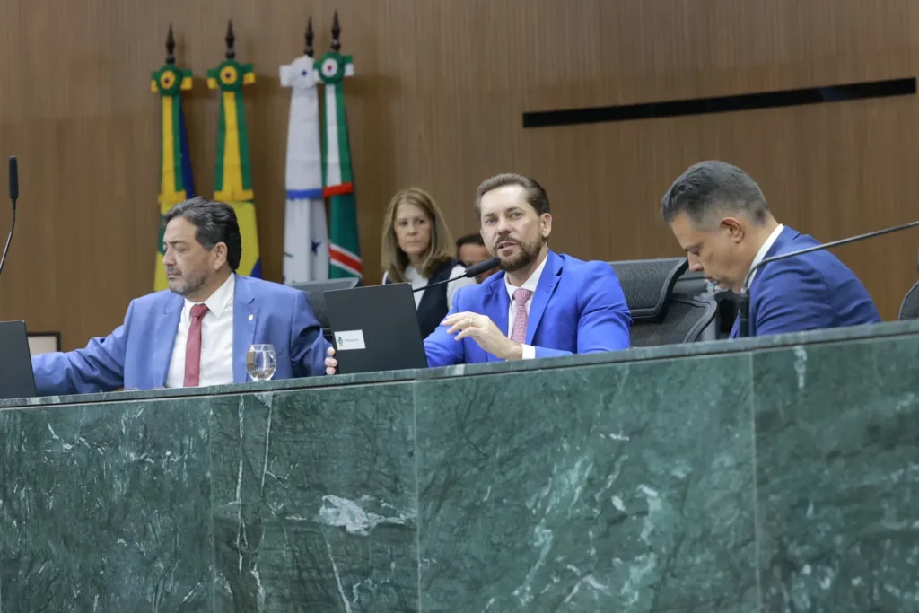 Homenagens e títulos dominam rotina e escancaram baixa produtividade da Alego