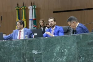 Homenagens e títulos dominam rotina e escancaram baixa produtividade da Alego