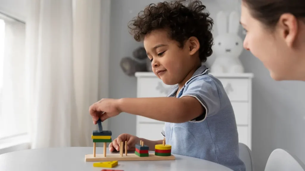 Justiça determina que Jataí garanta apoio escolar e acompanhante terapêutico a criança com TEA 2 criança