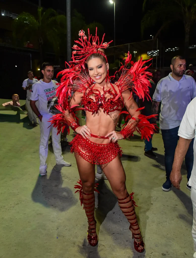 Após estreia na Grande Rio, Virginia presente inusitado com joias luxuosas 2 IMG 6017