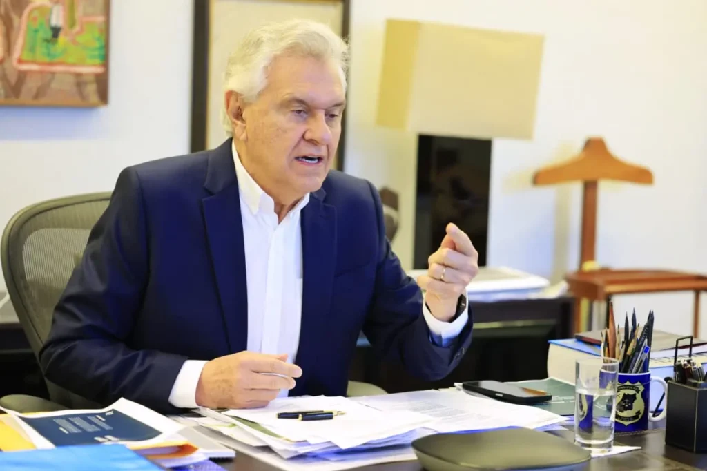 Com entrada de Flávio na disputa, qual será o futuro político de Caiado?