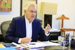 Com entrada de Flávio na disputa, qual será o futuro político de Caiado?