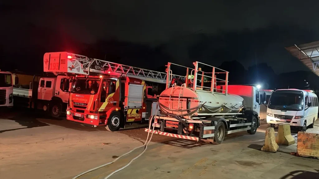 Bombeiros controlam incêndio de grandes proporções no pátio da Seinfra, em Goiânia 2 WhatsApp Image 2025 12 18 at 08.05.18
