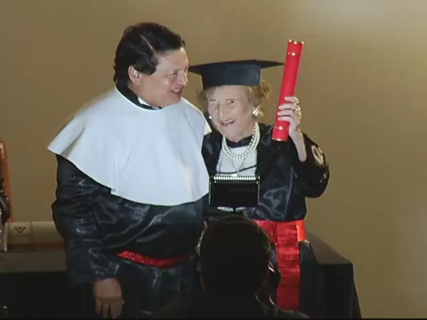 Idosa de 97 anos conclui faculdade de Direito com filha e neta e vira símbolo nacional 2 Direito